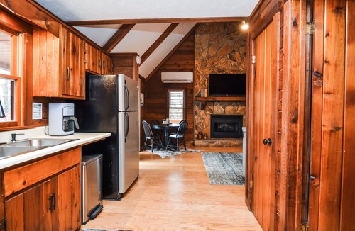 Mineral Bluff Cabin | Great for Couples, Mins to BR, 1 BR+Loft 1 BA log cabin, Hot Tub, Firepit +