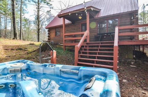 Mineral Bluff Cabin | Great for Couples, Mins to BR, 1 BR+Loft 1 BA log cabin, Hot Tub, Firepit +