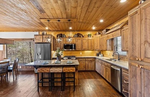 Blue Ridge Cabin | Great Getaway Lodge: Large Family sized cabin with expansive outdoor space.