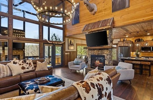 Blue Ridge Cabin | Great Getaway Lodge: Large Family sized cabin with expansive outdoor space.
