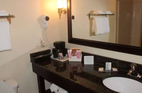 Trevose Hotel | Great Location Near Sesame Place —Free Breakfast & Highway Access - 3 Units