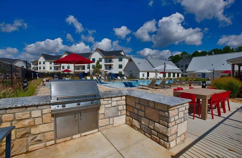 Madison Apartment | Great Location/Clift Farms-King Suite-Must See!