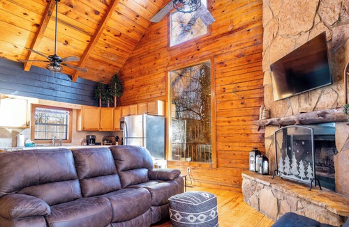 Smoky Mountains Cabin | Great Location! Cozy, Pet Friendly Cabin with Hot Tub & Fireplace