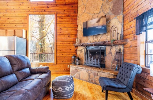 Smoky Mountains Cabin | Great Location! Cozy, Pet Friendly Cabin with Hot Tub & Fireplace