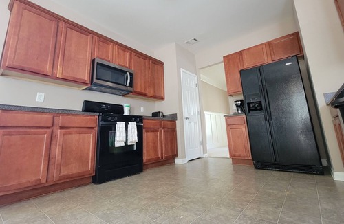 Suwanee House | Great looking property for rent and in prime location!