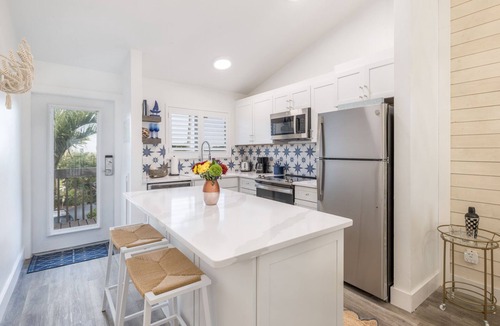 Captiva Apartment | Great Relaxing Overnight Stay! Onsite Restaurant and Bar, Free Parking, Pool