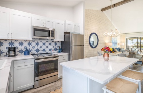 Captiva Apartment | Great Relaxing Overnight Stay! Onsite Restaurant and Bar, Free Parking, Pool