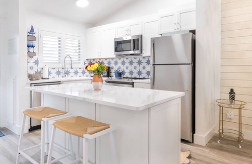 Captiva Apartment | Great Relaxing Overnight Stay! Onsite Restaurant and Bar, Free Parking, Pool