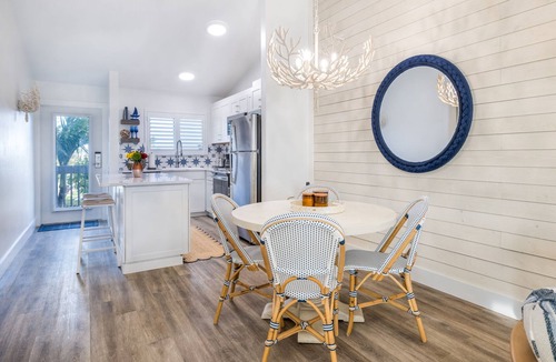 Captiva Apartment | Great Relaxing Overnight Stay! Onsite Restaurant and Bar, Free Parking, Pool