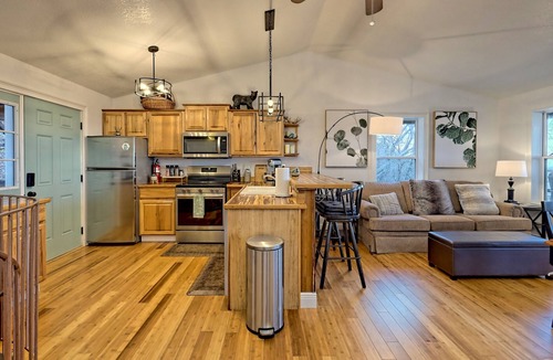Screamer Mountain House | Great Views! Great Rates! King Bed, Firepit, Gas Grill, Dogs Free! Book Today!