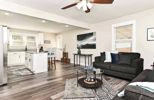 Greenville House | Greenville Gateway: Elegant Urban Retreat