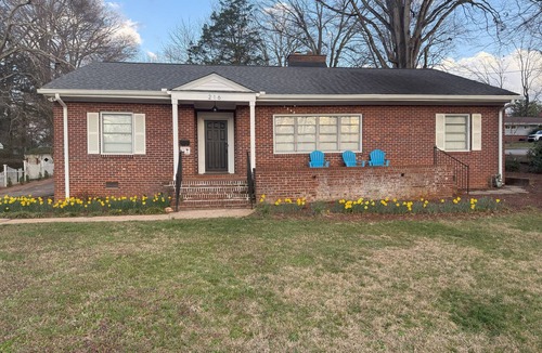 Sans Souci House | Greenville Gem: 3BR- Convenient to Furman, DT, Paris Mountain, Swamp Rabbit