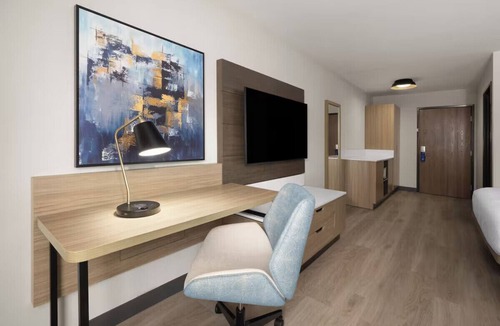 Greenville - Spartanburg Hotel | Greenville King Room w/Free Breakfast + Gym