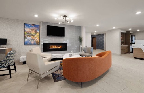 Greenville - Spartanburg Hotel | Greenville Queen Room w/Free Breakfast + Gym