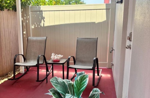 Tampa Apartment | Grey Novo Studio + free-parking&wifi