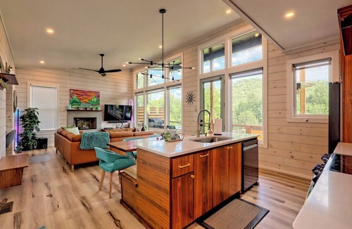 Clayton House | Groovy Palace w/Hot Tub, Sauna, & Spectacular Mountain Views!
