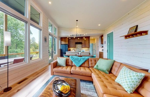 Clayton House | Groovy Palace w/Hot Tub, Sauna, & Spectacular Mountain Views!