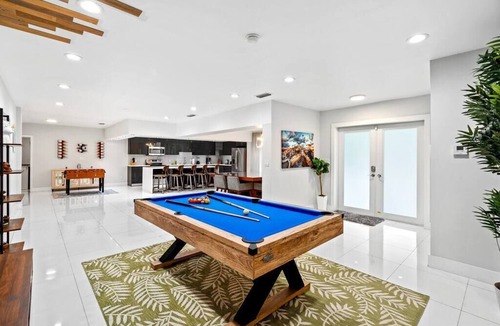 Golden Glades House | GrottoJacuzzi Retreat