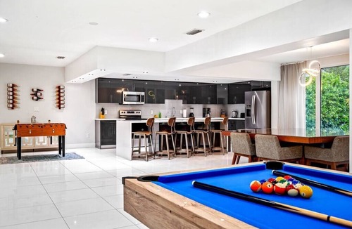 Golden Glades House | GrottoJacuzzi Retreat