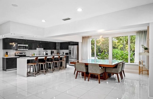Golden Glades House | GrottoJacuzzi Retreat