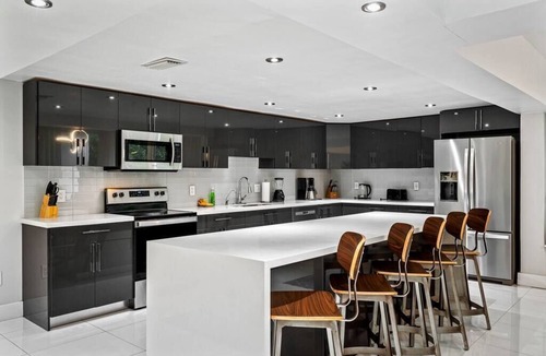 Golden Glades House | GrottoJacuzzi Retreat