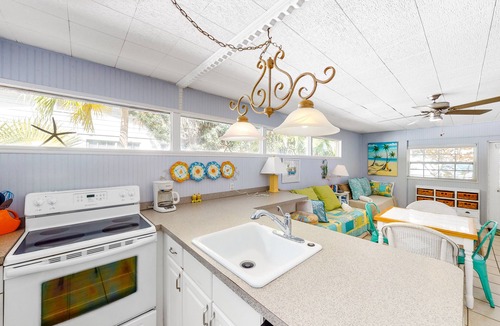 Anna Maria Apartment | Ground-floor duplex with fast WiFi, central AC & grill