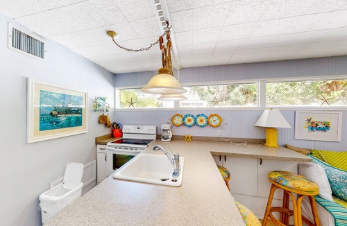 Anna Maria Apartment | Ground-floor duplex with fast WiFi, central AC & grill