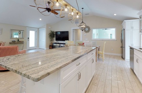 Holmes Beach House | Ground Floor Luxury Home, very close to Beach, Heated Pool/Spa 🌴