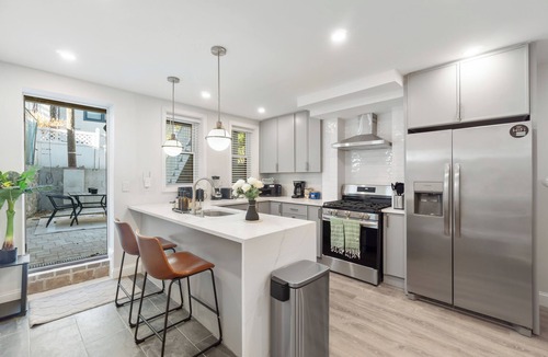 Jersey City Apartment | Ground Level 1BR/2BATH w 2Queens apartment, near PATH station w + W/D