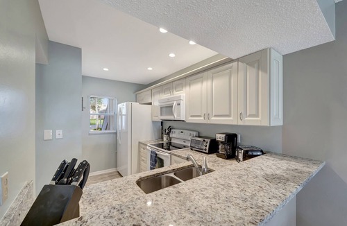 Plantation Condo | Ground unit Pool 10 Min to beach on golf course