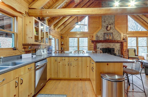 Tennga Cabin | Groups Welcome! Cozy Creek-Front Cabin in Old Fort