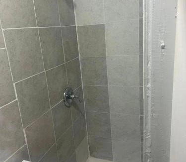 Irvington Bed & Breakfast | Grove 4- Queen bed with Private bathroom