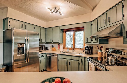 Dillard Cabin | GUEST FAVORITE! Mountain Views, Golf, Hiking, Pickleball, FAMILY & PET Friendly