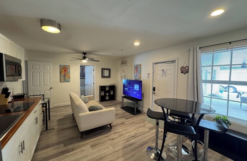 Mangonia Park House | Guest house West Palm Beach 1br/1 bathn
