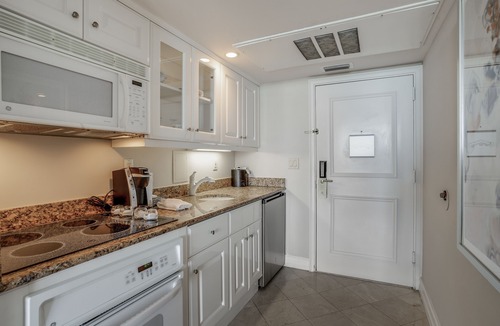 Marco Island Condo | Gulf-front condo with pool, hot tub, & central AC - snowbird-friendly