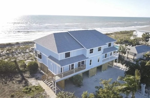 Palm Island House | Gulf Front on an island,kayaks,tennis/pickleball SUP, 1 pet POOL IS CLOSED
