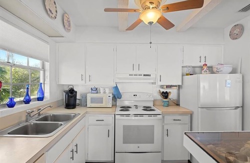 Holiday House | Gulf of Mexico Cozy 2-bedroom stilt house in charming Holiday with WiFi, AC