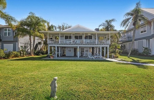 Holiday House | Gulf of Mexico Cozy 2-bedroom stilt house in charming Holiday with WiFi, AC
