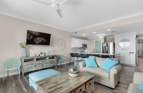 Fort Walton Beach - Destin Condo | ☀️Gulf Views⛱️Beach Service-100 Steps2Beach-Pool +Hot Tub-2BR Beach Resort 406☀️