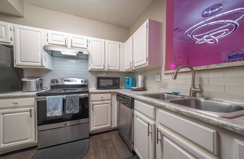 Buford Highway Apartment | Gym BBQ Grill LUX Near ZOO Aquarium Pool
