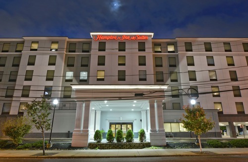 Harrison Hotel | Hampton Inn & Suites Newark-Harrison-Riverwalk