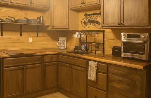Ashley Oaks Cabin | Hana Cabin at Windrock Ridge: Sleeps 5, Pet Friendly, Trail Access