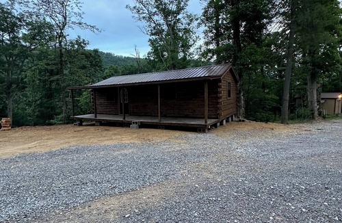 Ashley Oaks Cabin | Hana Cabin at Windrock Ridge: Sleeps 5, Pet Friendly, Trail Access