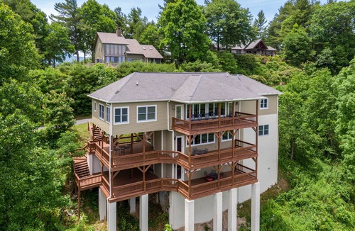 Blowing Rock House | Hangin Out - Stunning Mountain Views, Garage, Jacuzzi Tub