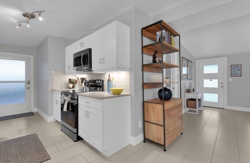 East Naples House | HARBOR LANE BUNGALOW - Waterfront with Pool & 5 minutes from 5th Avenue!