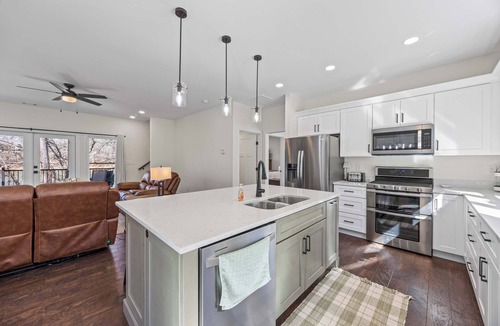 Lavonia House | Harbor Light Lake House w/Hot Tub