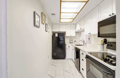 Shelter Cove Villa | Harbourside Villa Steps to Shops, Dining & Marina