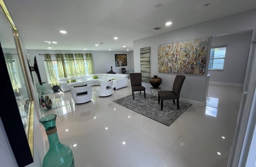 Carol City Villa | Hard rock house ~ 5 Min to stadium and events