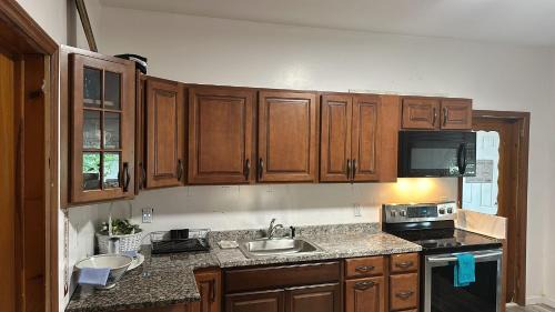 Irvington House | HARPER AVE DIVINE GUEST HOUSe, PRIVATE BATHROOM, FREE PARKING
