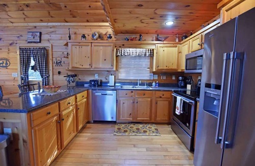 Ridgeline Vistas Cabin | Harvest Moon- View, dog friendly, hot tub, firepit